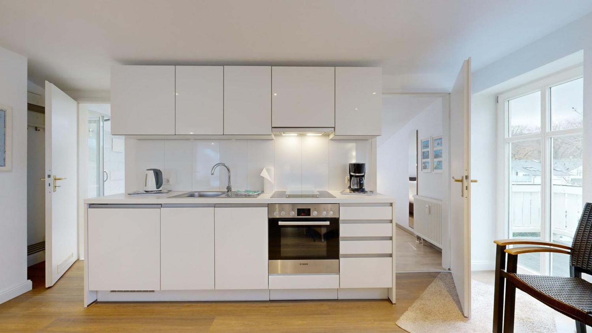 Apartment Strandblick In Binz, Fewos Direkt Am Mit Balkon Und Teilweise Mit Meerblick *