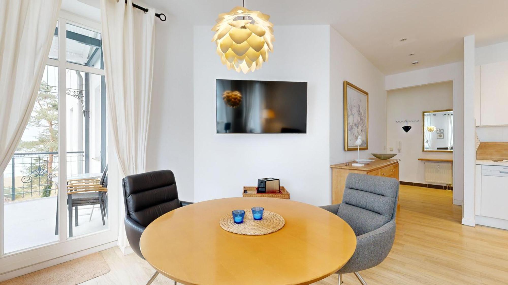 Strandblick In Binz, Fewos Direkt Am Mit Balkon Und Teilweise Mit Meerblick Apartment *